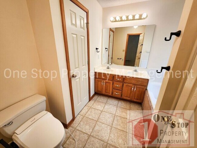 Building Photo - 3 Bedroom, 2 Full Bathrooms and oversized ...