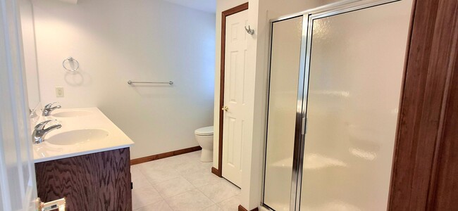 Building Photo - 3 Bedroom 4.5 Bathroom Available in Elizab...