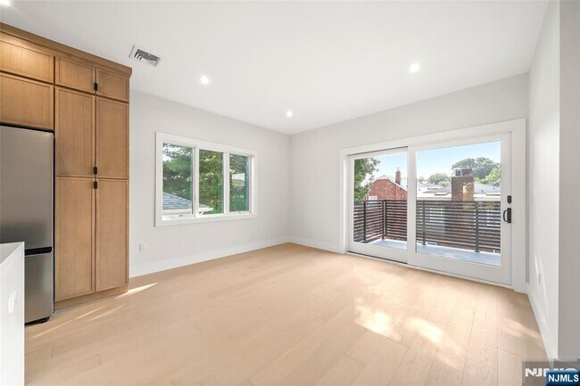 Building Photo - 450 N 10th St