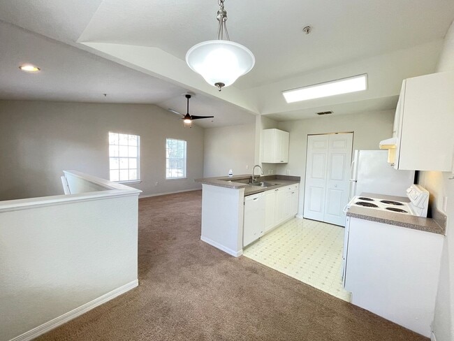 Building Photo - 1 Bedroom / 1 Bath Condo in Gated Community, Available Now!