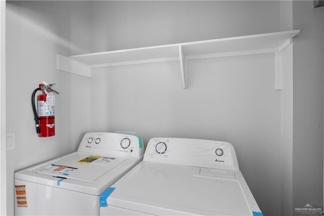 Building Photo - 404 N Onyx Ave