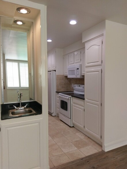 Kitchen - 540 Kelton Ave