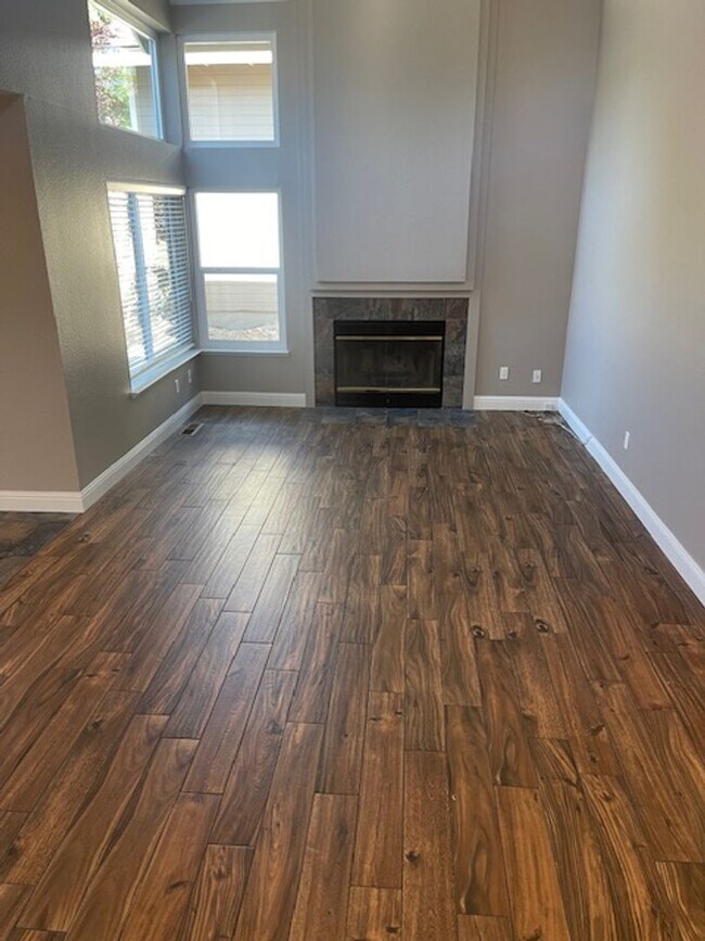 Building Photo - COMING SOON! Beautiful Home with Stunning ...