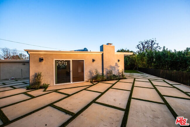 Building Photo - 645 Walther Way