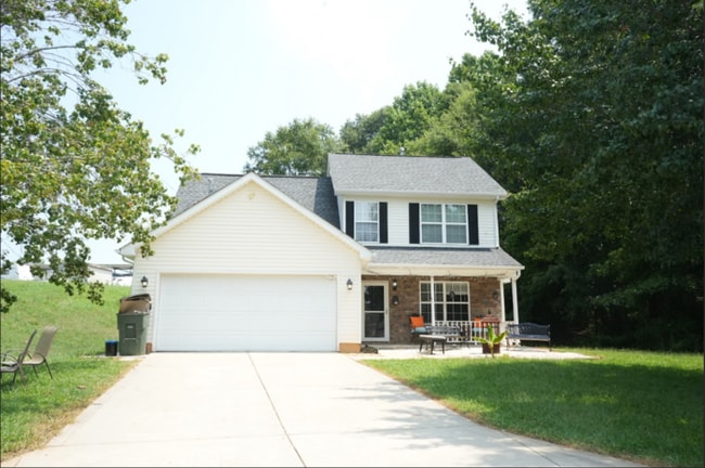 Building Photo - Spacious 3-bedroom, 2-bath home with a pri...
