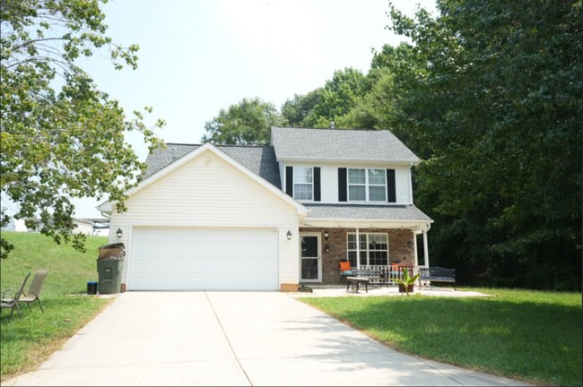 Building Photo - Spacious 4-bedroom, 2.5-bath home with a p...