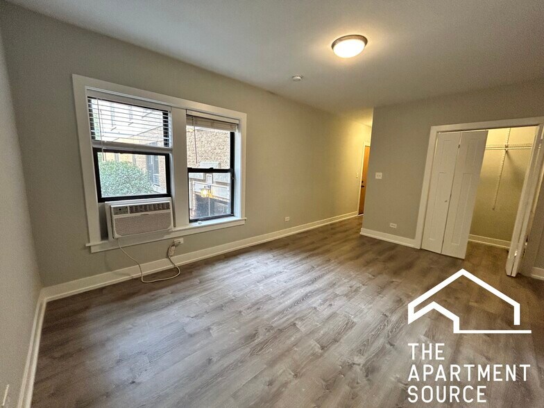 Building Photo - 711 W Brompton Ave