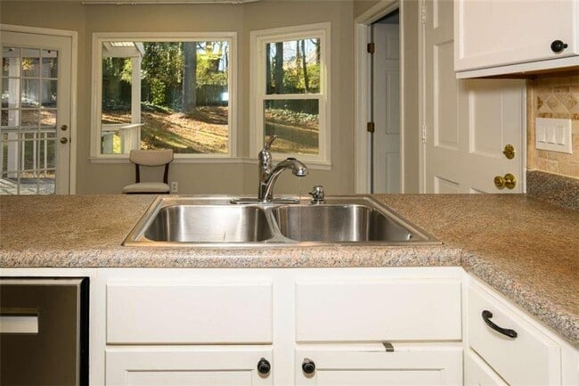 Building Photo - 151 Lakeside Dr NW