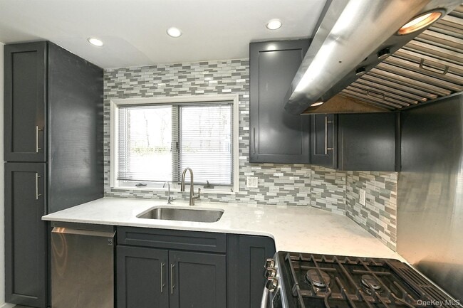 Building Photo - 222-03 Kingsbury Ave