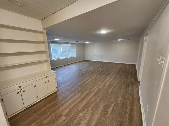 Building Photo - Compeltely Remodeled 3 Bedroom 3 Bathroom