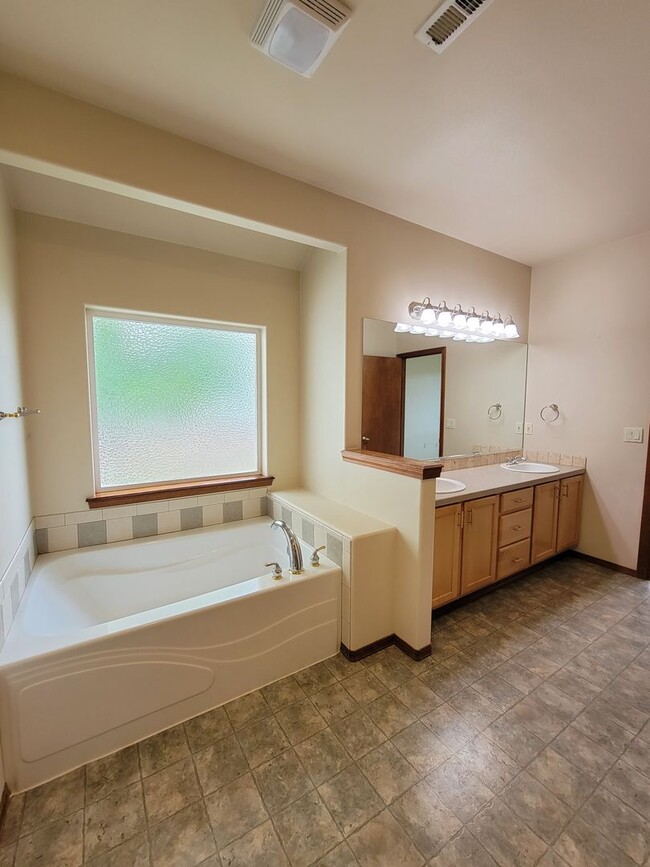 Building Photo - South Richland Rambler for Rent