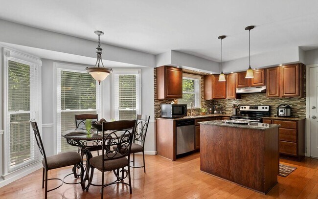 Building Photo - 9802 Tamarisk Pkwy