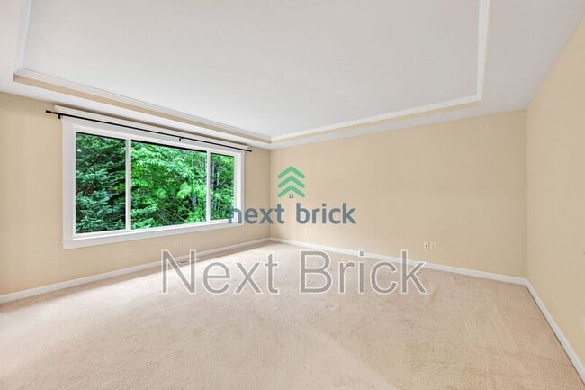 Building Photo - 1861 30th Ave NE