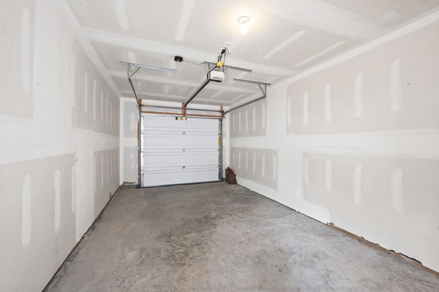 Building Photo - 1840 Riverbirch Ln
