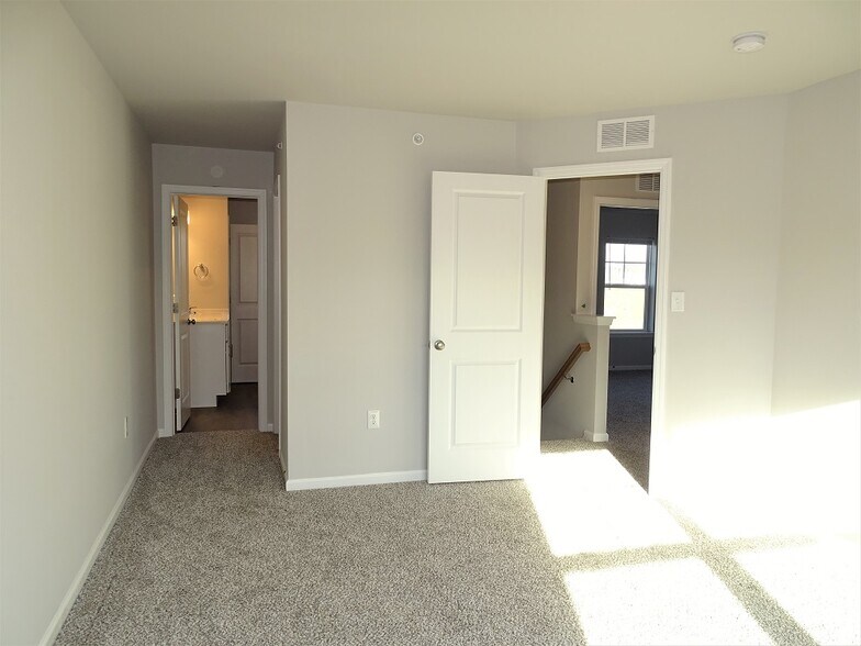 Building Photo - 19 Cobblestone Ct