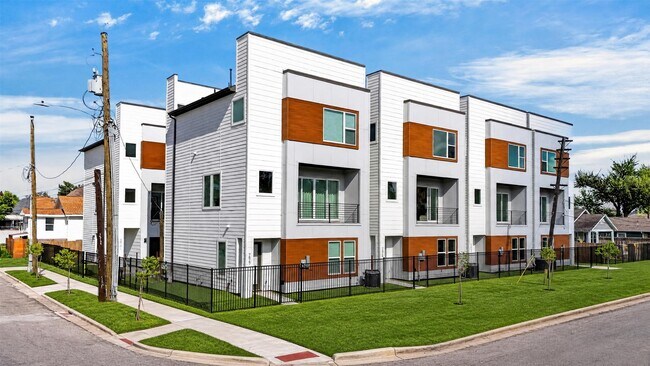Building Photo - 2421 Harrington St