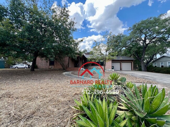 Building Photo - Charming 1970s home with mini original fea...