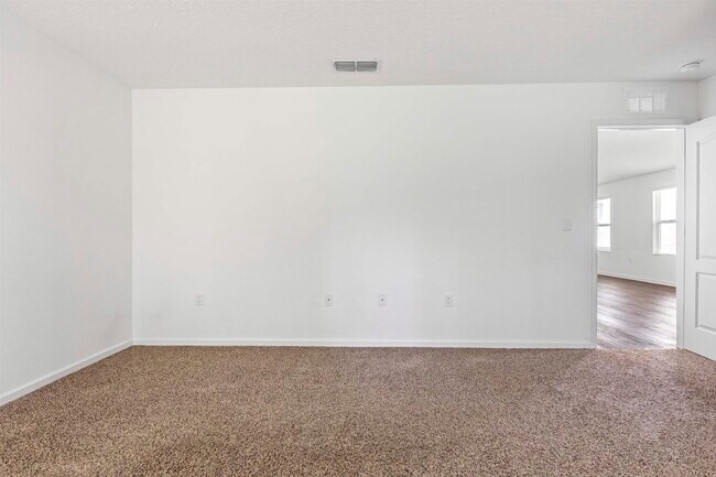 Building Photo - 112 Silver Birch St