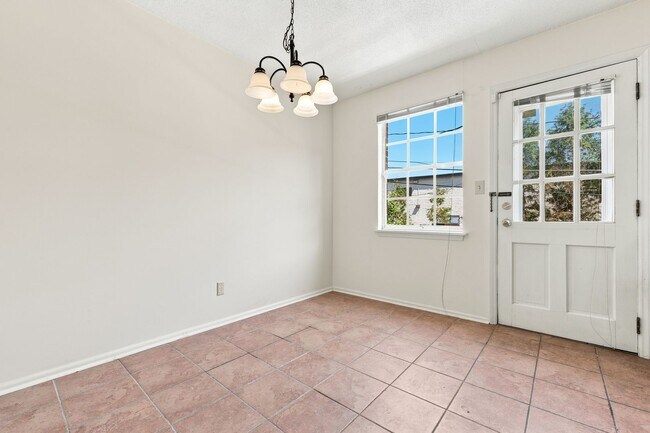 Building Photo - 1002 Willow Dr