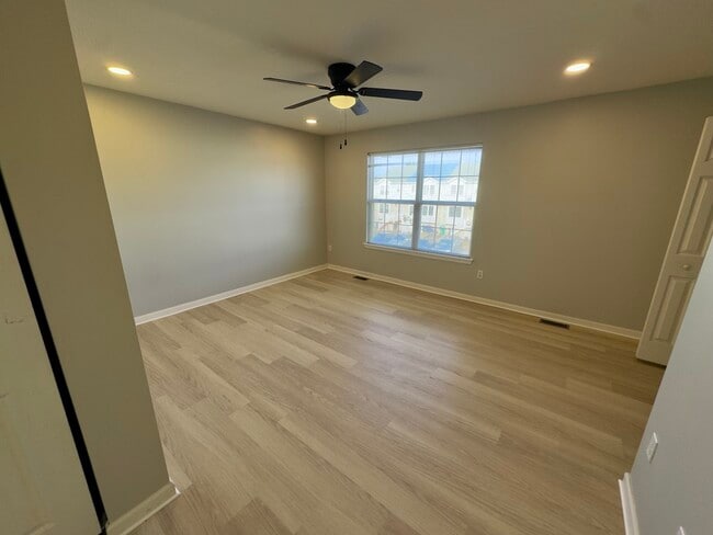 Building Photo - 131 Rosie Dr