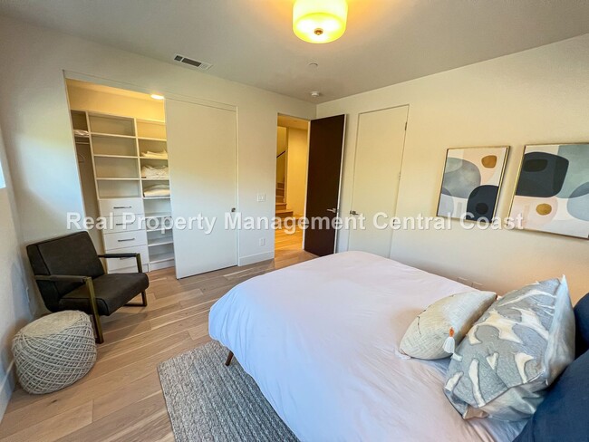 Building Photo - AVAILABLE JANUARY - Fully Furnished Modern...