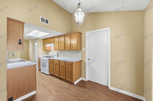 Building Photo - 207 Evelyn St