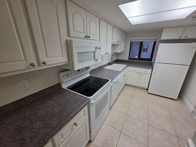 Building Photo - Direct Beach front 2 Bedroom 2 Bathroom Condo