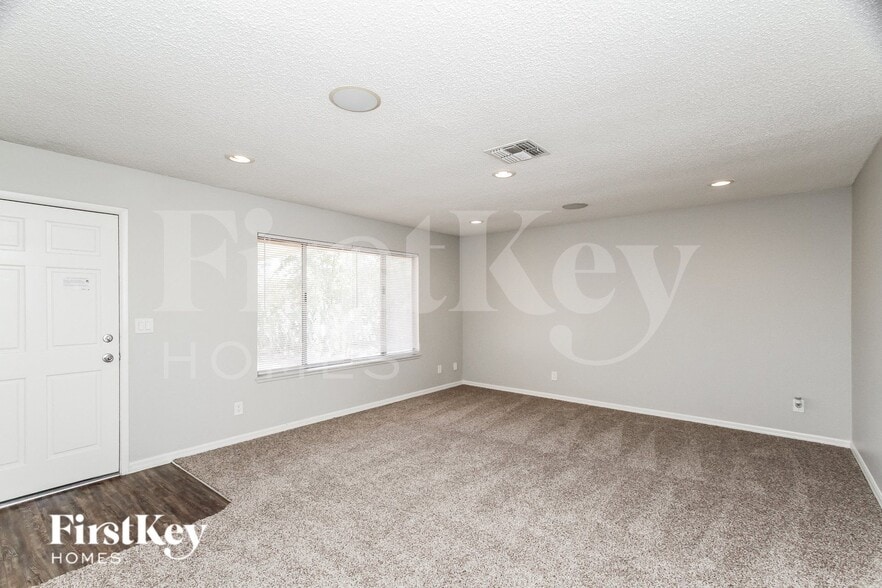 Building Photo - 5909 San Fernando Dr