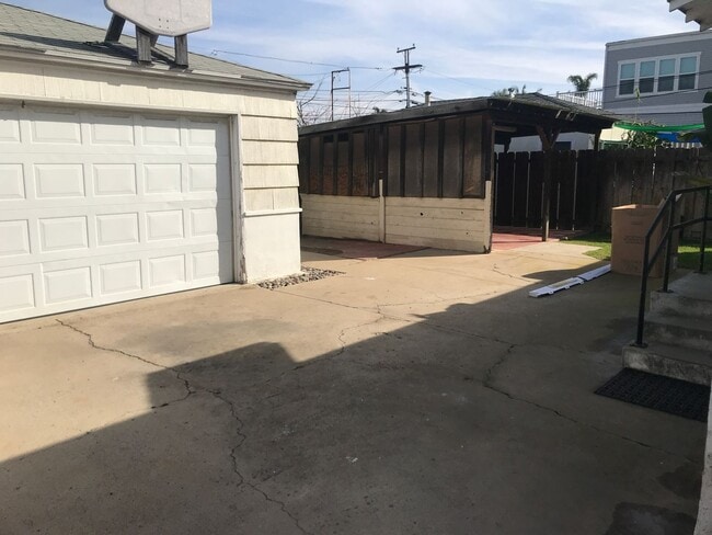 Building Photo - Beach House with Big Garage