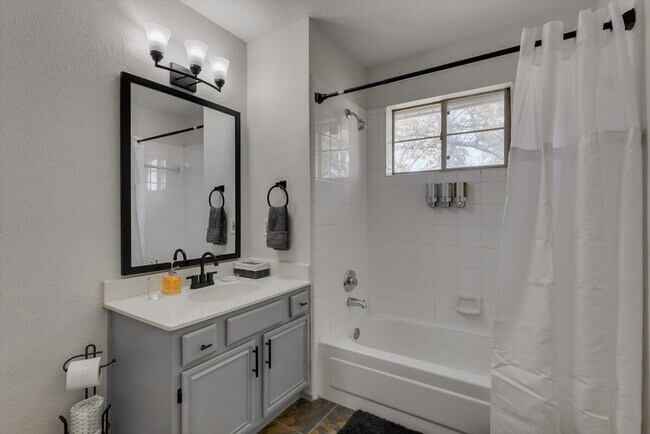 Building Photo - 516 Maywood Ln