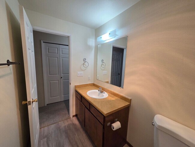 Building Photo - 2 Bed/1 Bath Apartment in NE Bend - Wichita Way