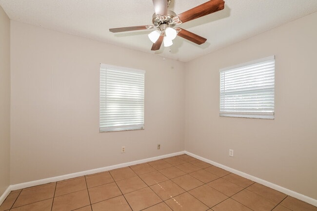 Building Photo - 206 Yale Dr