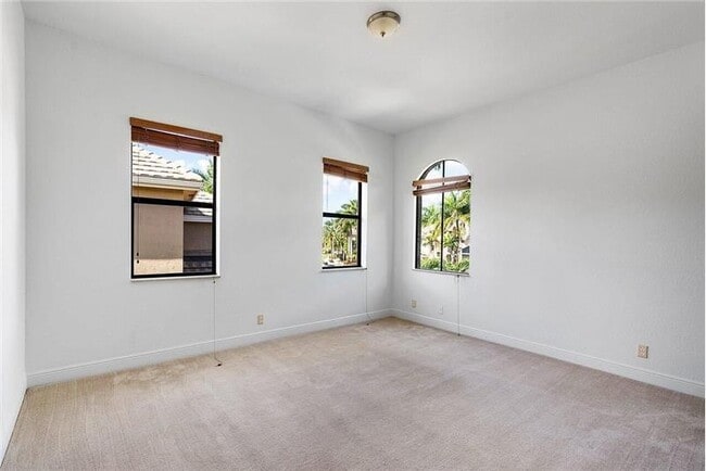 Building Photo - 10546 Versailles Blvd