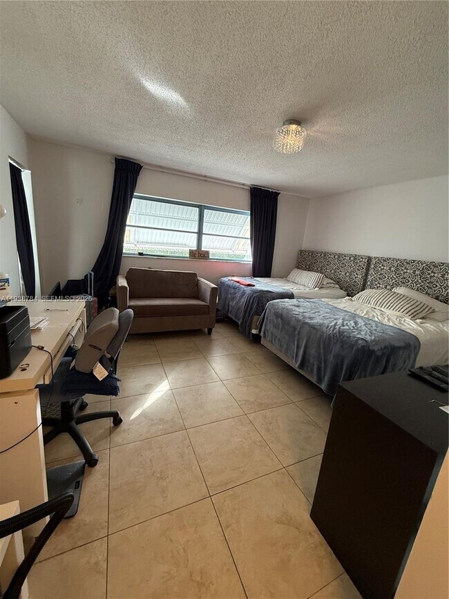 Building Photo - 500 NE 14th Ave