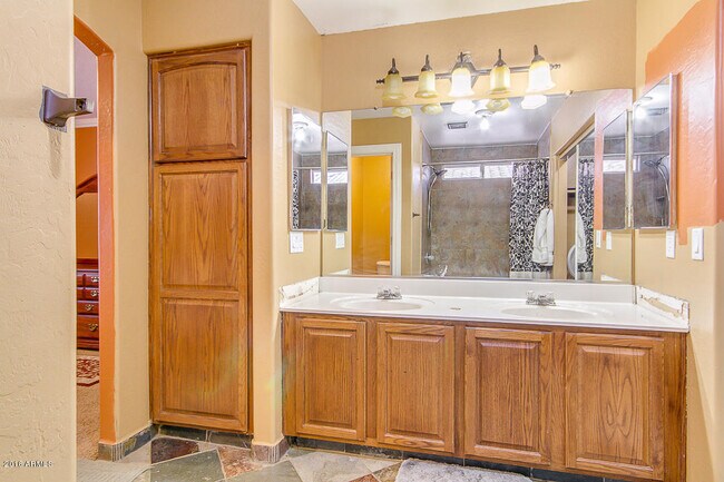 Building Photo - Amazing 4 bedrooms, 3 bathrooms house in P...