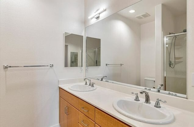 Building Photo - Bright 2BR / 2BA Condo with Balcony, Parking & Amenities in Central Dublin