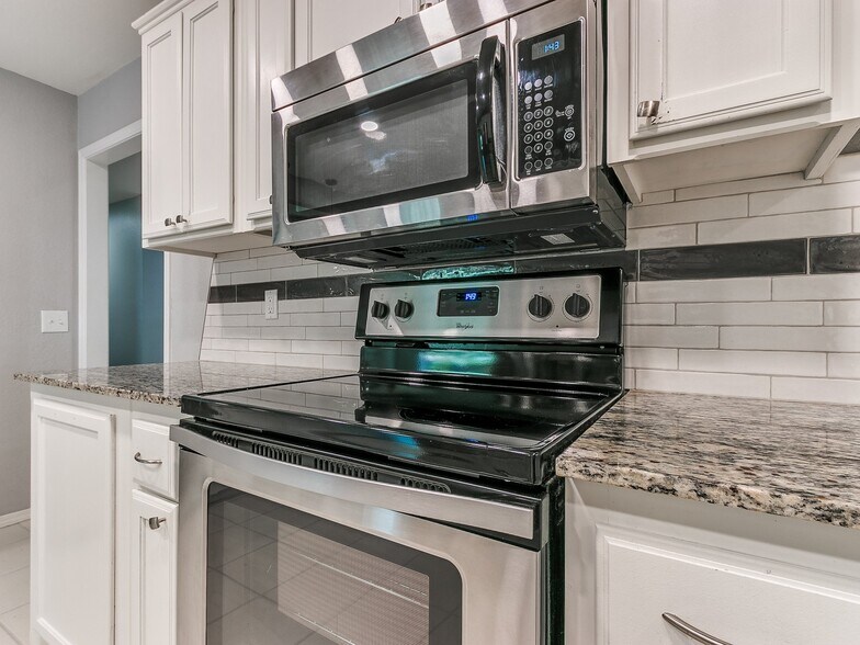 Building Photo - 9906 Mantle Dr