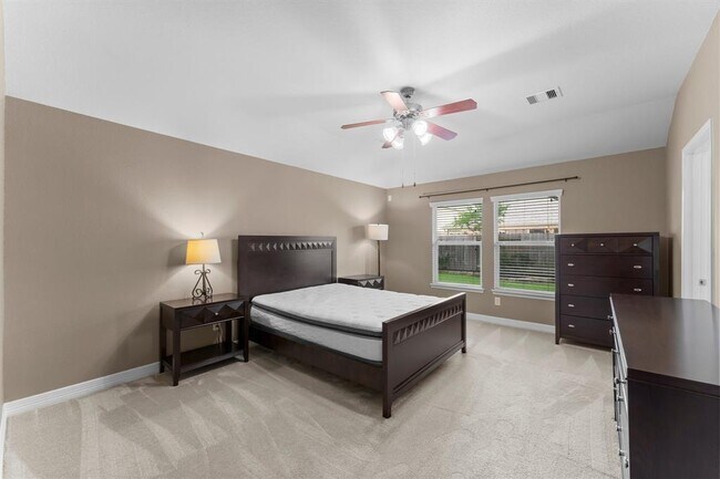Building Photo - 28518 Lockeridge Farms Dr