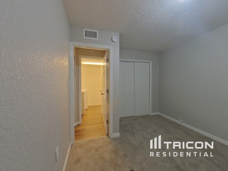 Building Photo - 4011 Palm Dr