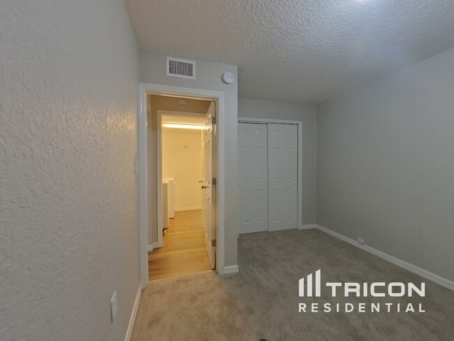 Building Photo - 4011 Palm Dr