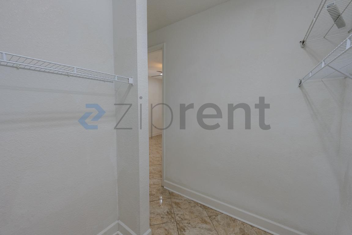 Building Photo - Unit