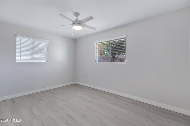 Building Photo - 607 E Encanto Dr