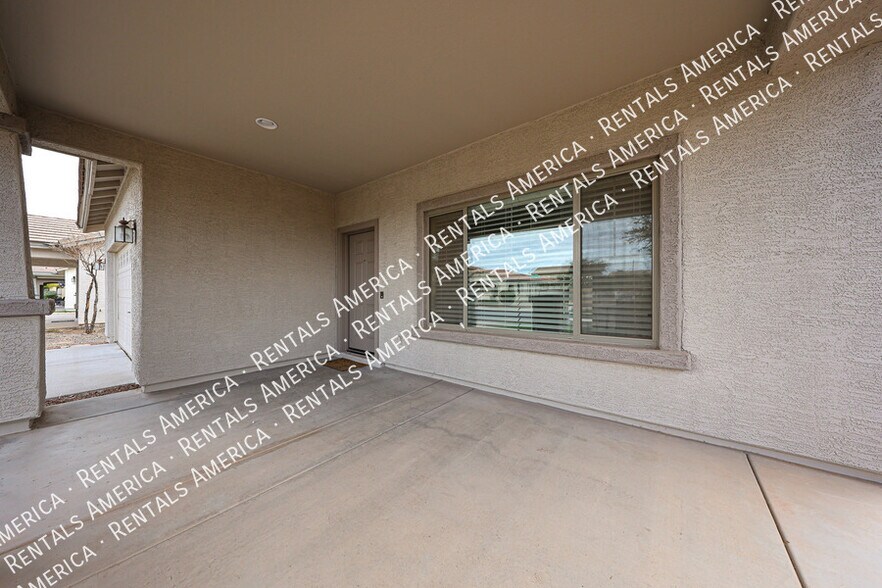 Building Photo - 935 E Blue Spruce Ln