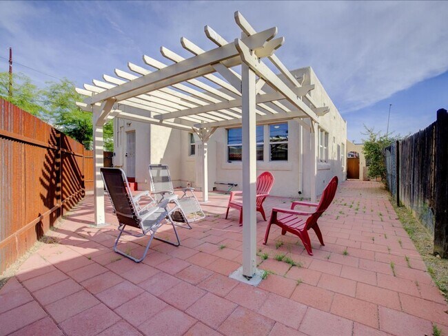 Building Photo - Cozy & Stylish 2-Bedroom Home with Spacious Backyard!  WATER, TRASH AND SEWER INCLUDED!!!!!