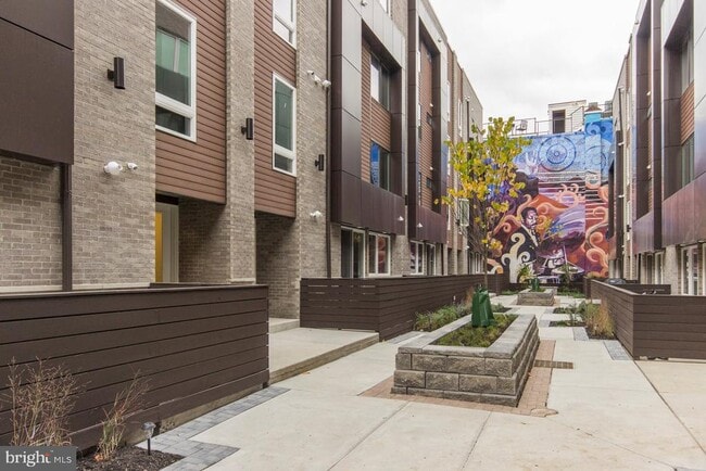 Building Photo - 716 S Sartain St