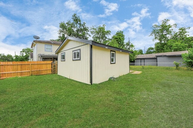 Building Photo - 501 Schilling Ave