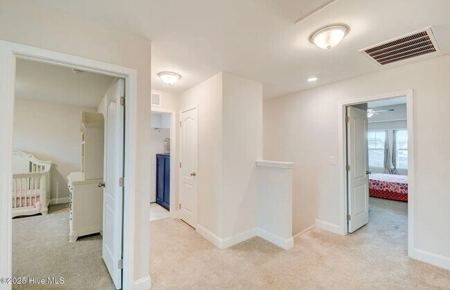 Building Photo - Single Family Home in Desirable Neighborhood