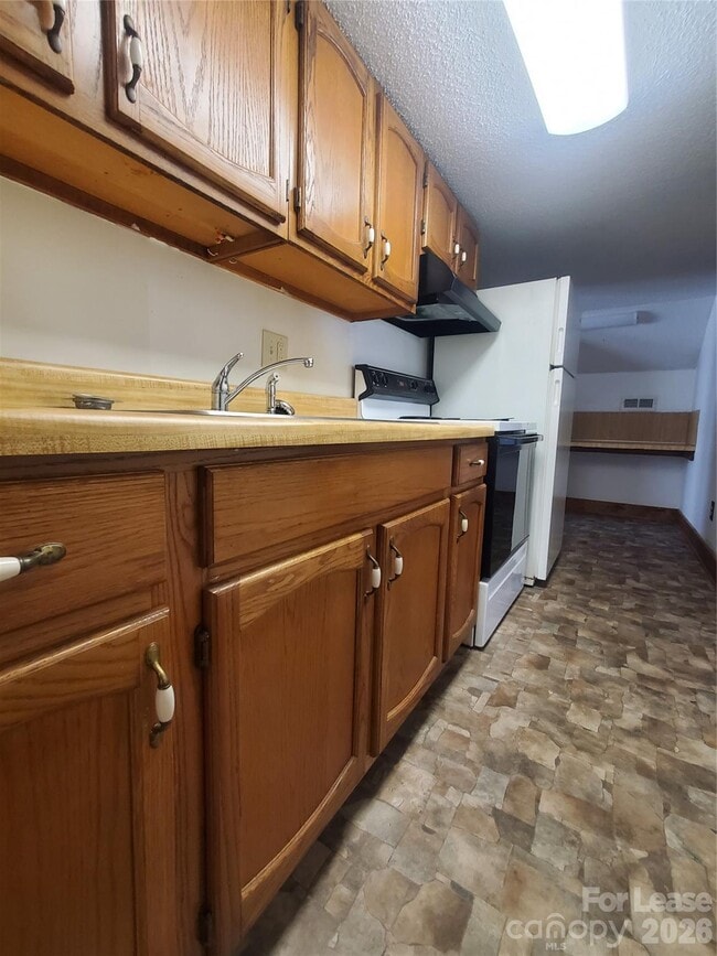 Building Photo - 1435 Davie Ave