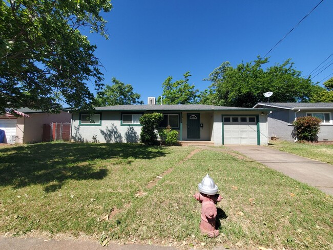 Building Photo - 3 Bedroom 2 Bath House with Large Yard Available Now!