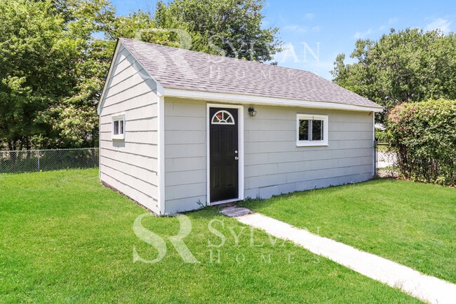 Building Photo - Easy living in this 3 BR, 1 BA Rancher